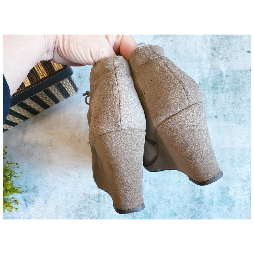 Dolce Vita "Pace" Tan Suede Booties Wedge Heel Lace-Up Women's Size 9.5 - Picture 7 of 10